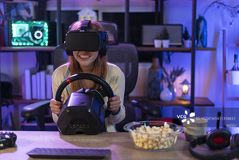虚拟现实游戏与元宇宙概念：女性在家玩VR游戏图片素材
