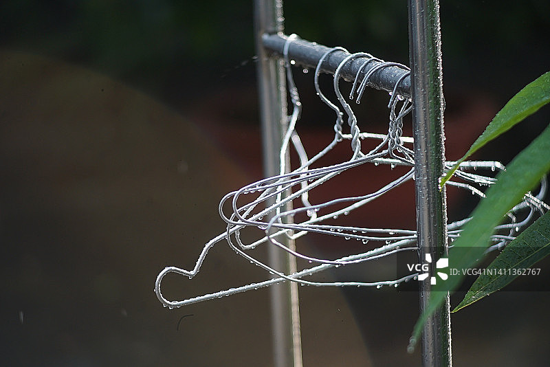 雨中的衣架图片素材