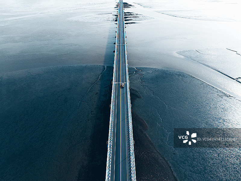 沼泽地上的桥梁图片素材