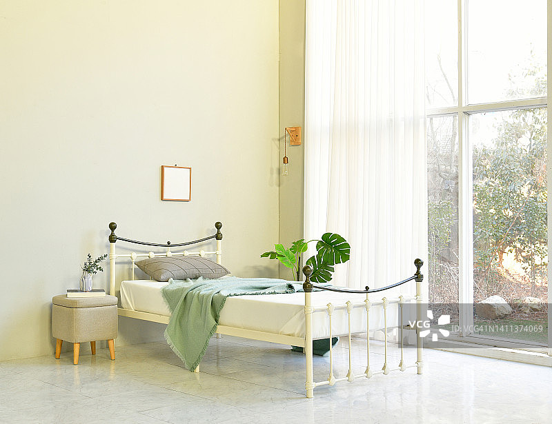 卧室室内空间：床、窗帘与绿植图片素材