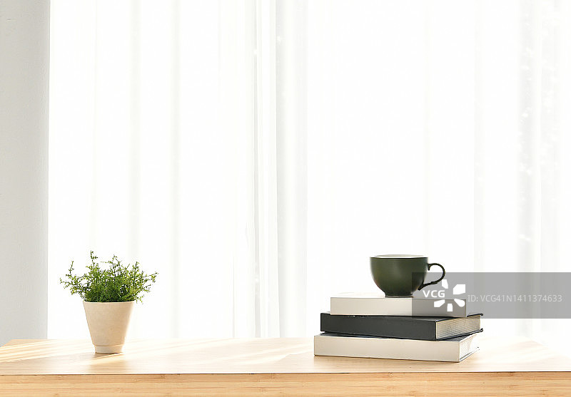 室内光影：窗户、窗帘、盆栽、书籍、桌子和植物图片素材