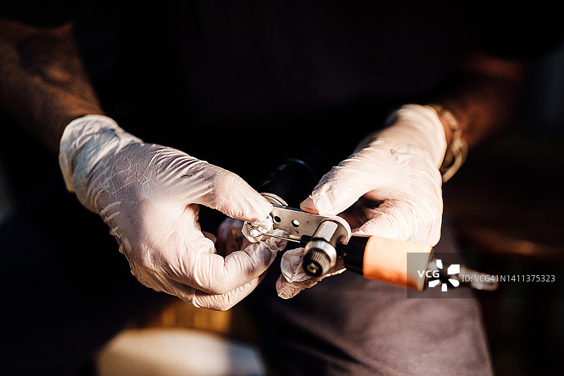 男人手持纹身机图片素材