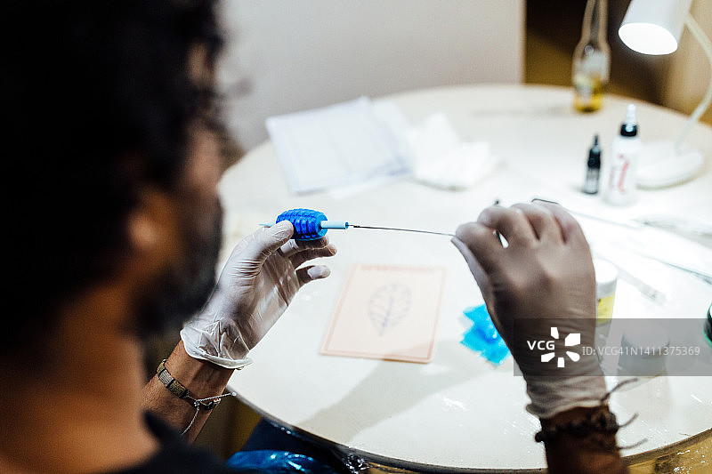 男人准备纹身机图片素材