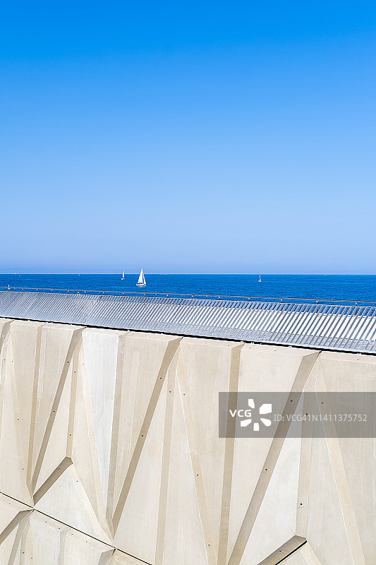 巴塞罗那海岸附近地中海上的帆船图片素材