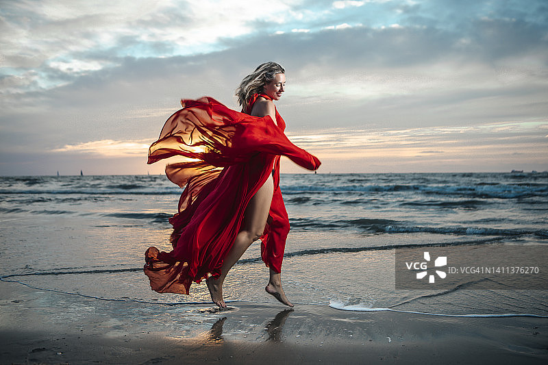 海边浪漫风情的奢华女王图片素材