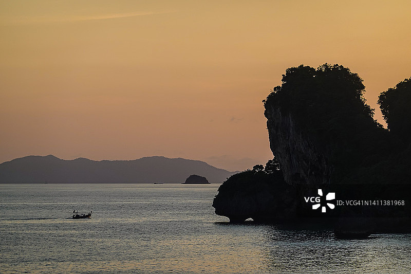 泰国安达曼海的长尾船图片素材