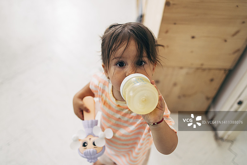 用奶瓶喝水的小孩图片素材