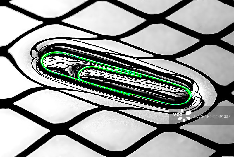 水中漂浮的绿色夹子图片素材