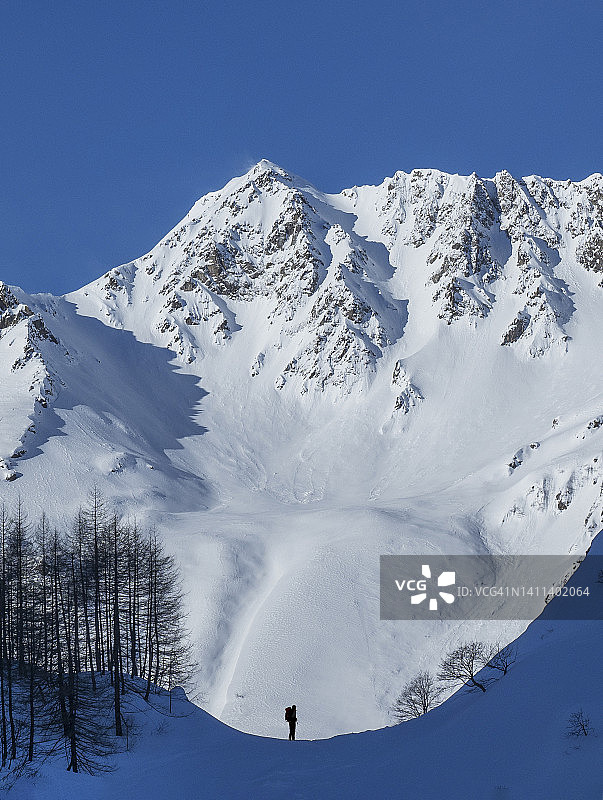 登山者眺望山峰图片素材