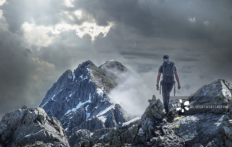 在岩石山脊上的攀岩者图片素材