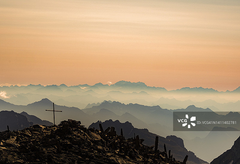 晨雾中的山脉图片素材