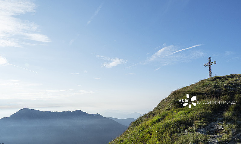 山顶上的十字架图片素材