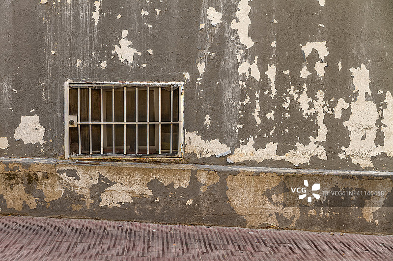 封闭的半地下室窗户图片素材