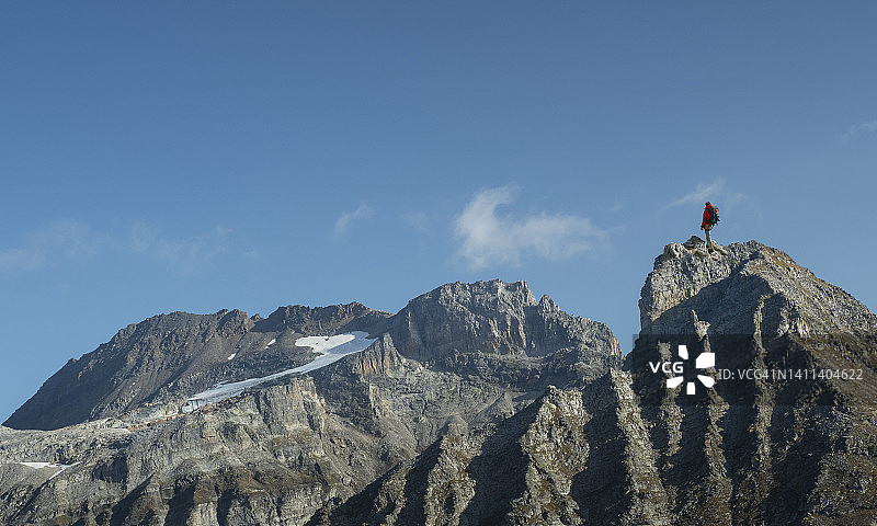 登山者观看群山图片素材