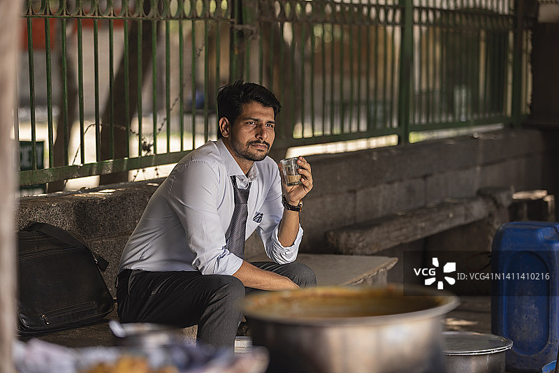 在路边喝茶的商人图片素材
