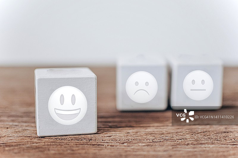 评价满意度概念：快乐、沮丧与悲伤符号图片素材