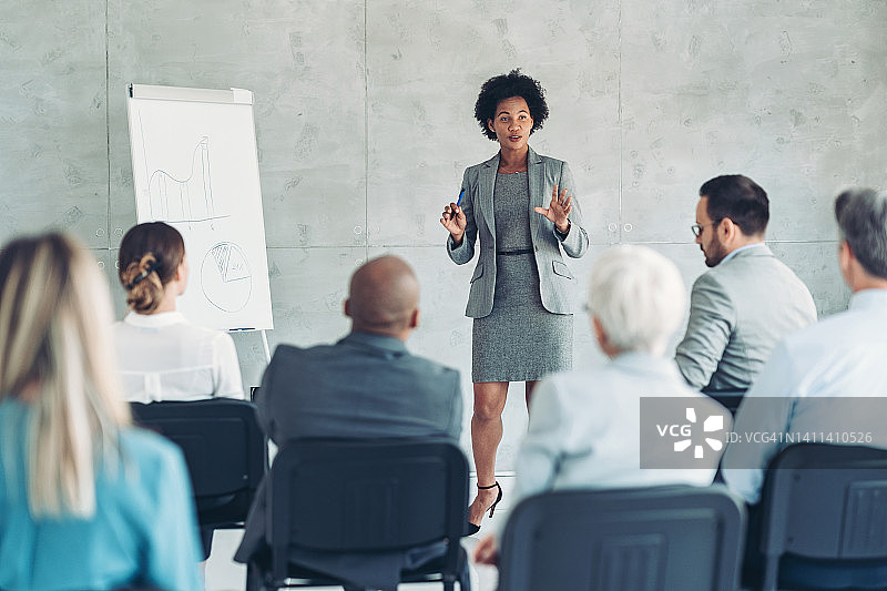 商务女人在小组面前讲话图片素材