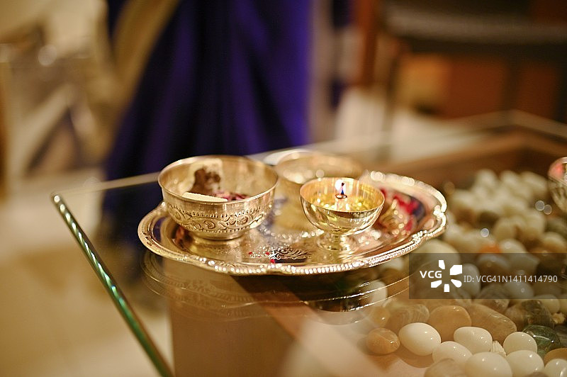 放在桌子上的祭祀盘特写图片素材