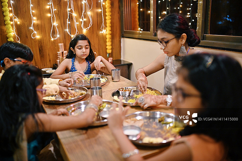 一群穿着传统服装的孩子庆祝排灯节图片素材