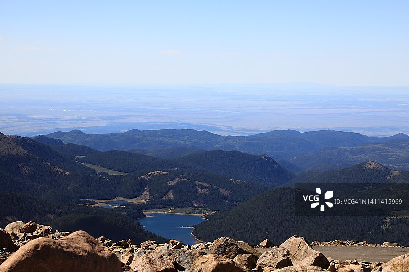 从派克峰顶看到的比格霍恩和威尔逊水库图片素材