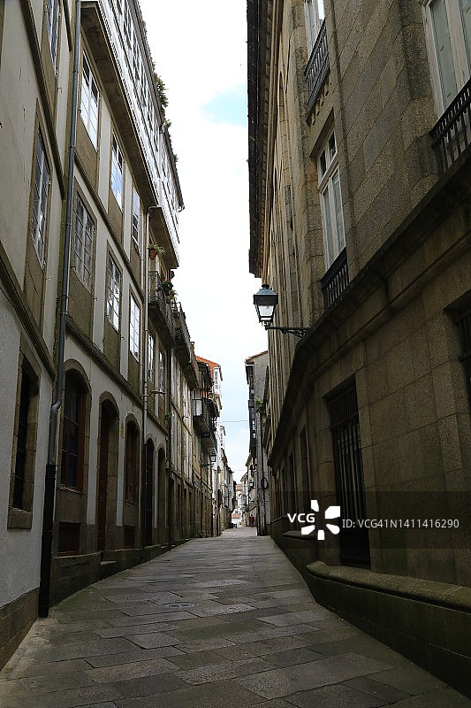 古镇小巷里的朝圣之路图片素材