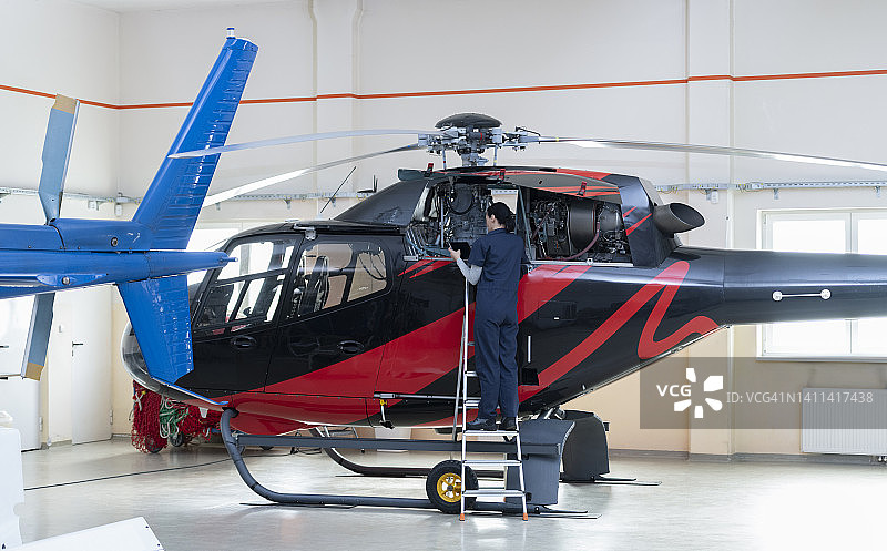 女机械师修理直升机图片素材