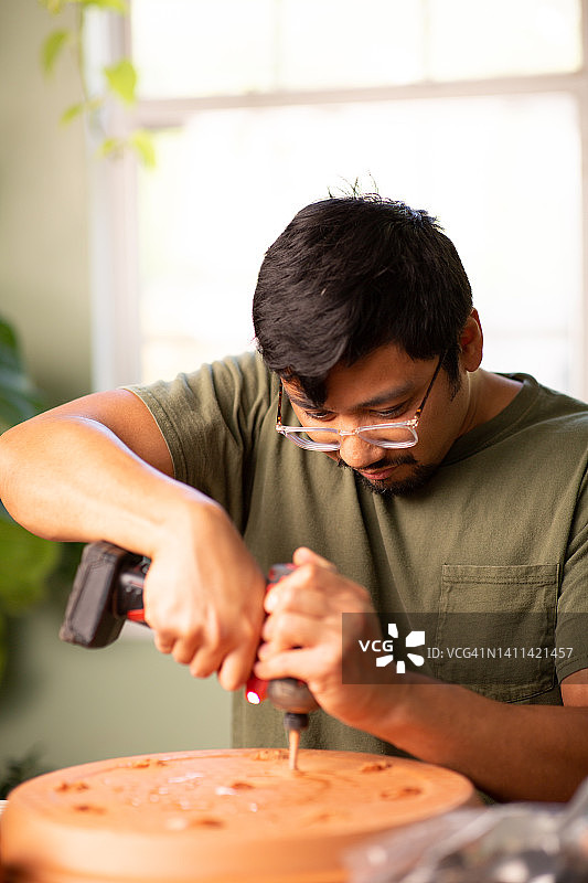 给花盆添加排水孔图片素材