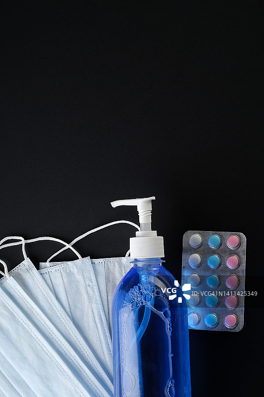 用于检查和分析的血液样本试管、医用口罩、药丸和药物、医疗保健概念、抗体检测生物材料、洗手液图片素材