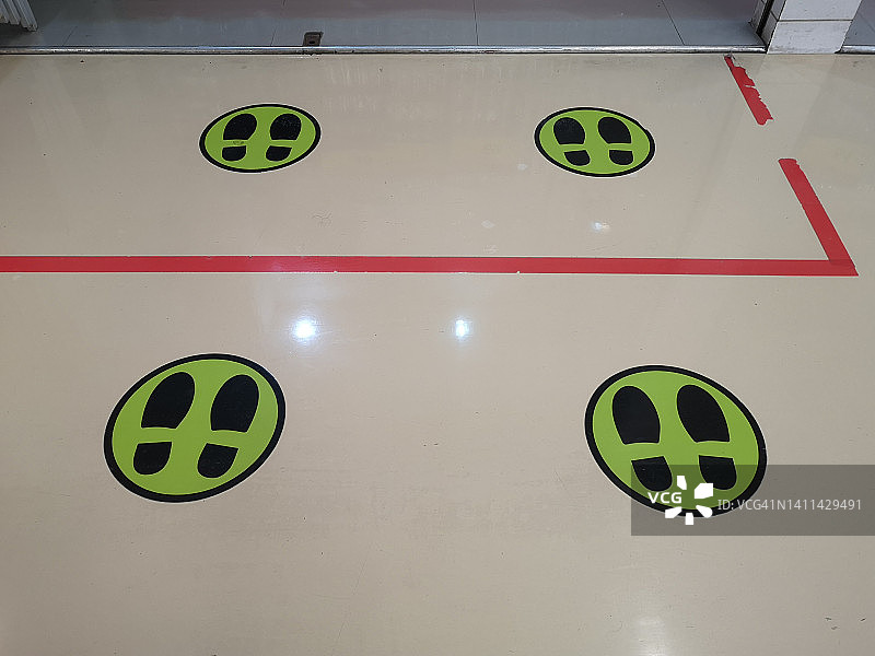 地面脚印符号 保持距离图片素材