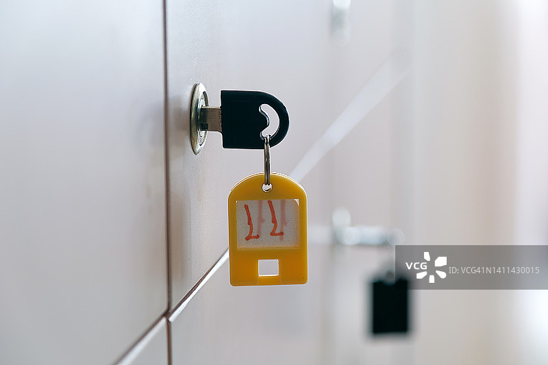 办公室里带钥匙和钥匙牌的封闭式金属储物柜。带钥匙的档案柜锁。公共机构的安全和保障系统。旅馆或共享办公空间内的个人保密储物柜、行李寄存处。图片素材