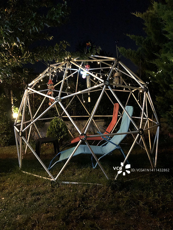 夏夜花园创意穹顶日光浴床图片素材