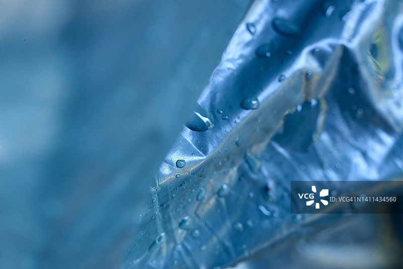 垃圾袋上的露珠图片素材