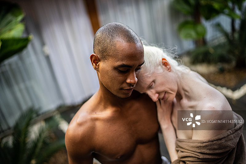 多民族情侣水疗图片素材