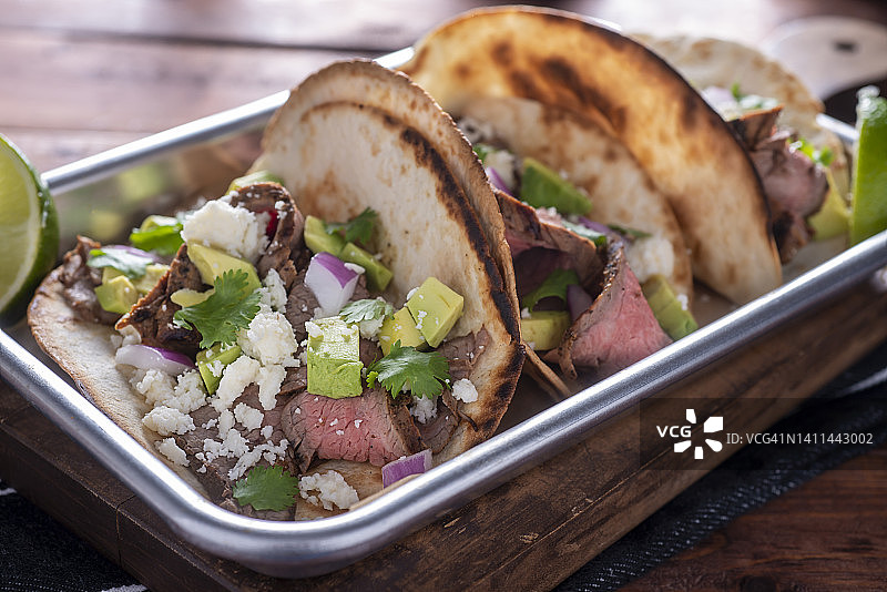 侧腹牛排玉米卷图片素材