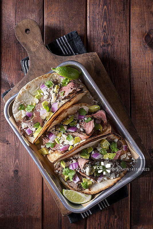 侧腹牛排玉米卷图片素材