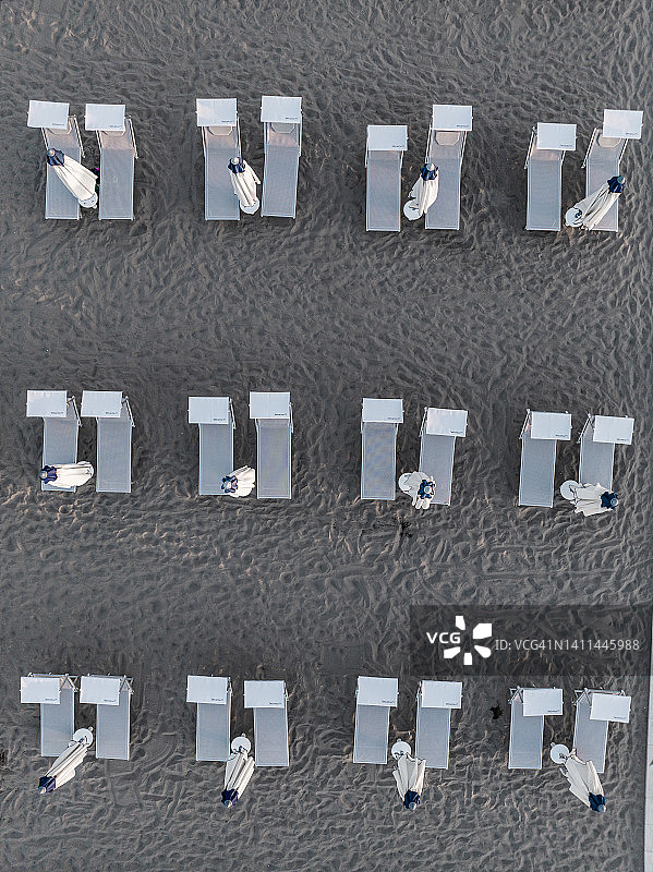 从无人机俯瞰意大利里米尼的空沙滩椅图片素材