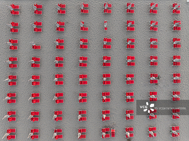 意大利里米尼的红色沙滩椅（无人机视角）图片素材