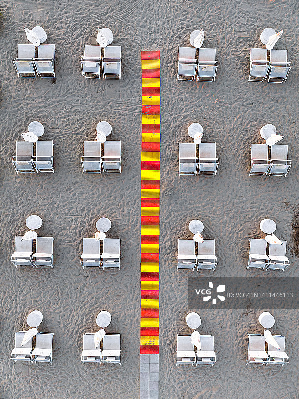 意大利里米尼，空旷的沙滩椅和人行道的航拍图片素材