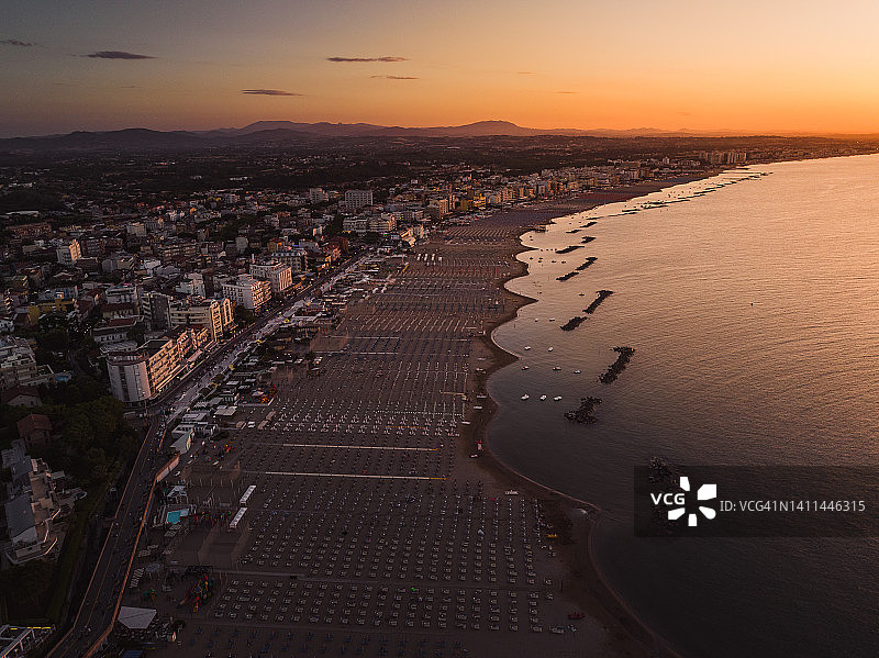 意大利里米尼海岸线日落时分的航拍影像图片素材