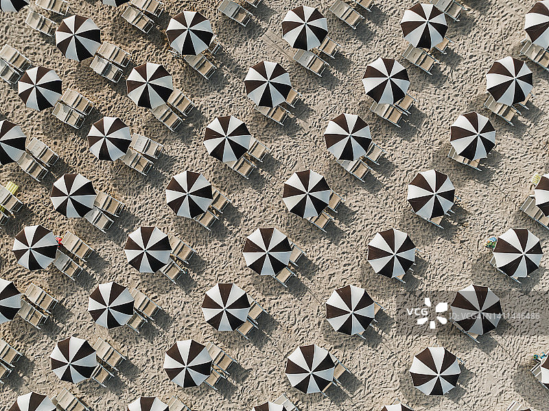 意大利安科纳海滩鸟瞰：排列整齐的沙滩伞图片素材