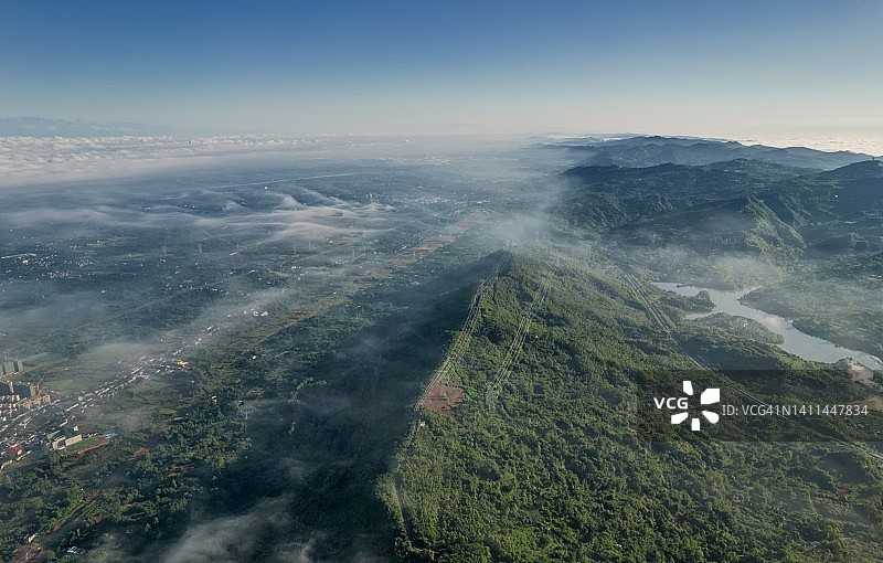 成都山区与平原雾景高差航拍图片素材