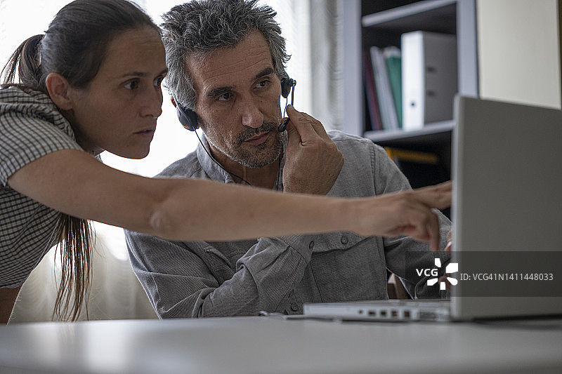 呼叫中心工作日图片素材