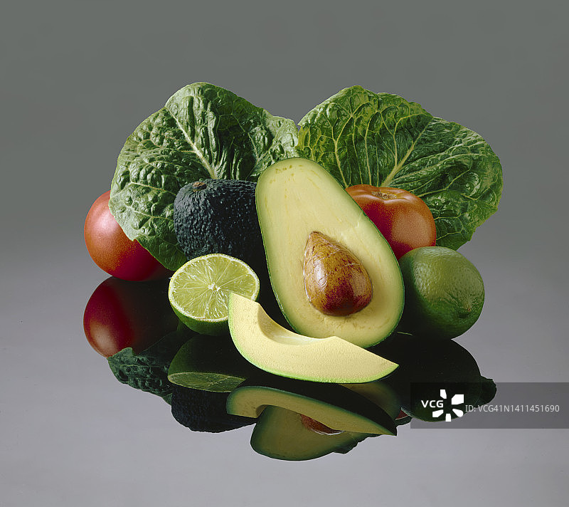 牛油果、番茄和酸橙图片素材