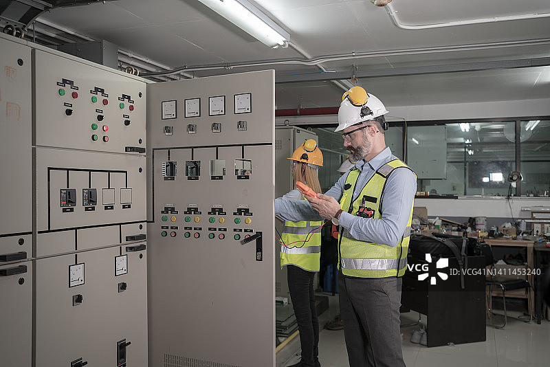 工程师在变电站配电盘工作图片素材