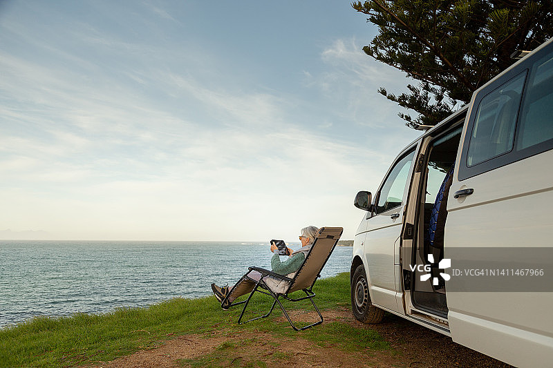 年长的女人享受着与房车在一起的时光图片素材