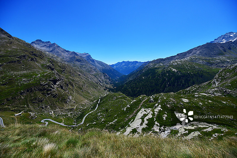 阿尔卑斯山谷的蜿蜒公路图片素材