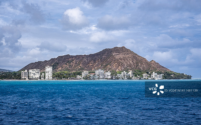 从水面观赏钻石头山图片素材