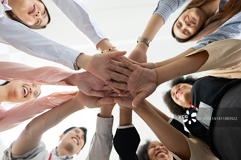 多元商业团队携手合作概念仰视拍摄图片素材