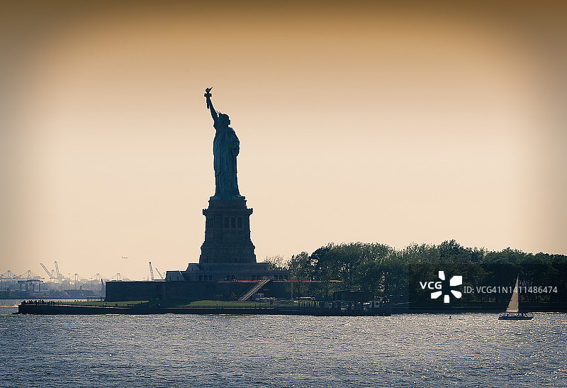 日落下的自由女神像 - 美国纽约市图片素材