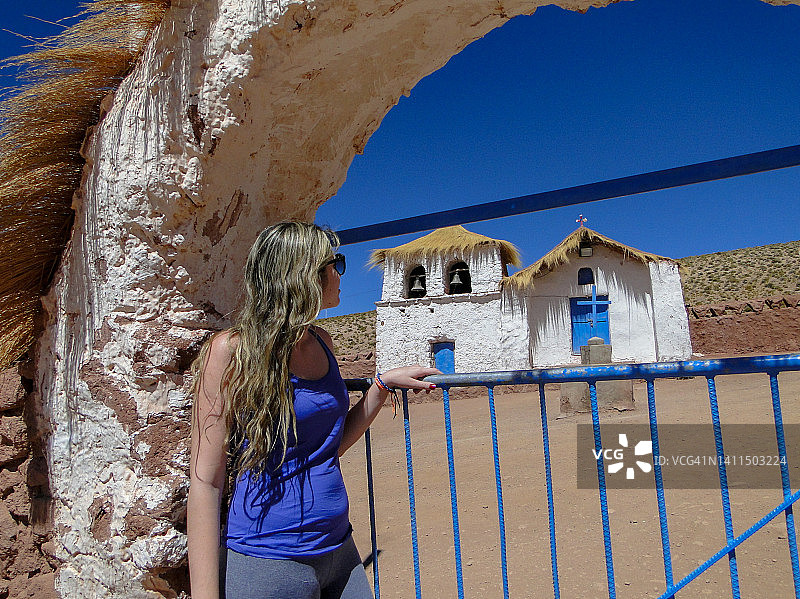 阿塔卡马沙漠中的游客和小教堂图片素材